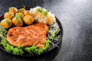 Koniec z twardym jak podeszwa schabowym! 5 prostych błędów, które sprawiają, że panierka odpada, a mięso jest suche