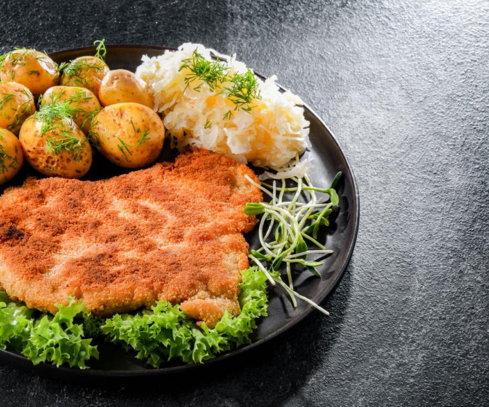 Koniec z twardym jak podeszwa schabowym! 5 prostych błędów, które sprawiają, że panierka odpada, a mięso jest suche