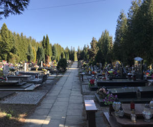 Ten cmentarz na Śląsku jest otwarty. Mieszkańcy odwiedzają groby bliskich