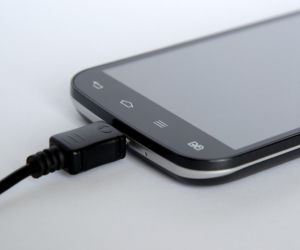 Ile kosztuje cię rocznie ładowanie telefonu? Ta kwota może zaskoczyć