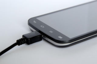Ile kosztuje cię rocznie ładowanie telefonu? Ta kwota może zaskoczyć