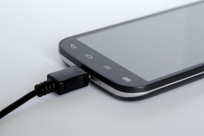 Ile kosztuje cię rocznie ładowanie telefonu? Ta kwota może zaskoczyć