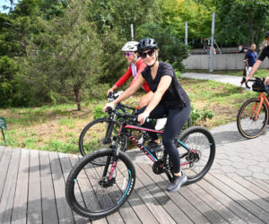 Marta Nawrocka wskoczyła na rower! Tak pierwsza dama wygląda poza Pałacem