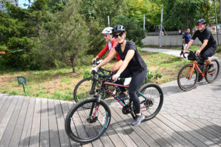 Marta Nawrocka wskoczyła na rower! Tak pierwsza dama wygląda poza Pałacem