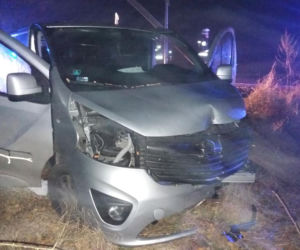 Wypadek w kierunku Leszyc. Kierowca uderzył w słup i uciekł z miejsca zdarzenia! [ZDJĘCIA]