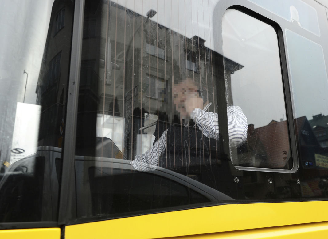 Kierowca autobusu prowadził i rozmawiał przez telefon 