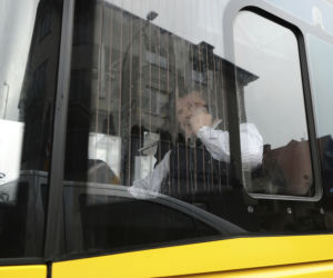 Kierowca autobusu prowadził i rozmawiał przez telefon 