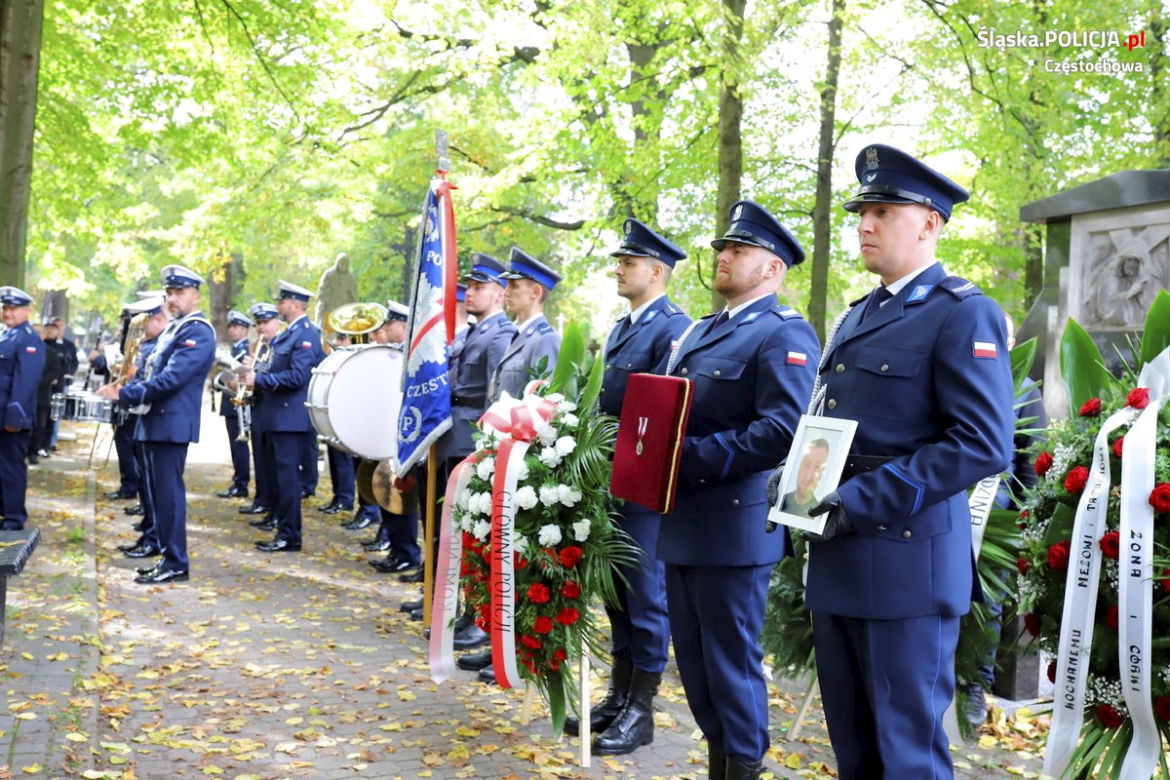  "Śpij, kolego...". Policjanci pożegnali tragicznie zmarłego st. asp. Bartłomieja Bojanowskiego
