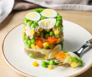 Jajka w galarecie -  przepis, który wraca do łask. Ten jeden trik zmienia wszystko