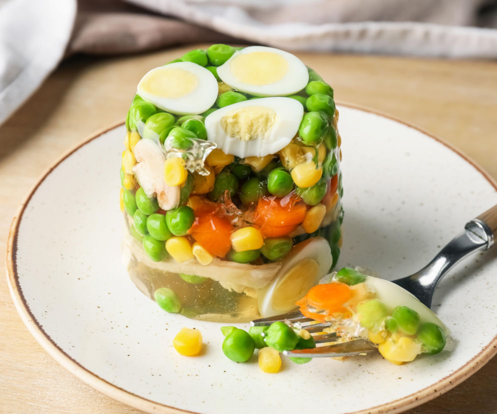 Jajka w galarecie -  przepis, który wraca do łask. Ten jeden trik zmienia wszystko