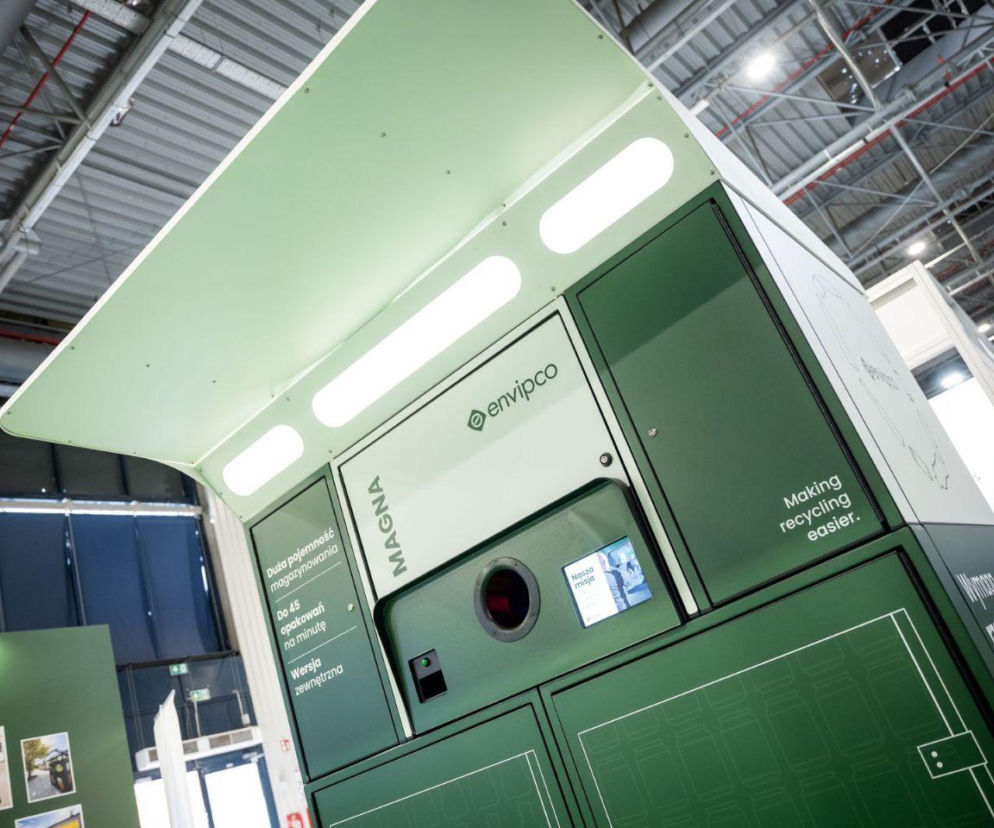 Automat kaucyjny Envipco Magna z okienkiem na butelki i ekranem. O nowoczesnym recyklingu przeczytasz w serwisie Eska.