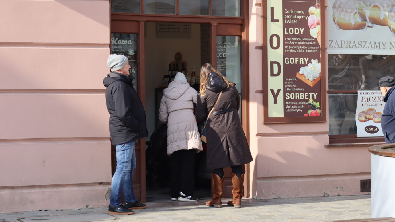 Na lubelskich ulicach król jest tylko jeden! Mieszkańcy zajadają się pączkami! [GALERIA]
