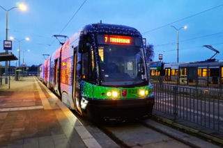 Świąteczne tramwaje wyjechały na ulice Szczecina. Siódemka i Perełka wywołują zachwyt