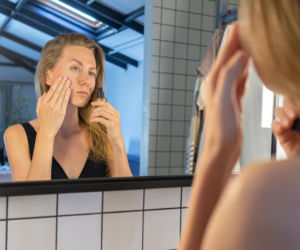 Uważaj, co nakładasz na twarz. Ten jeden błąd z niacynamidem niszczy cerę i wywołuje bolesne pieczenie