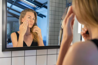 Uważaj, co nakładasz na twarz. Ten jeden błąd z niacynamidem niszczy cerę i wywołuje bolesne pieczenie