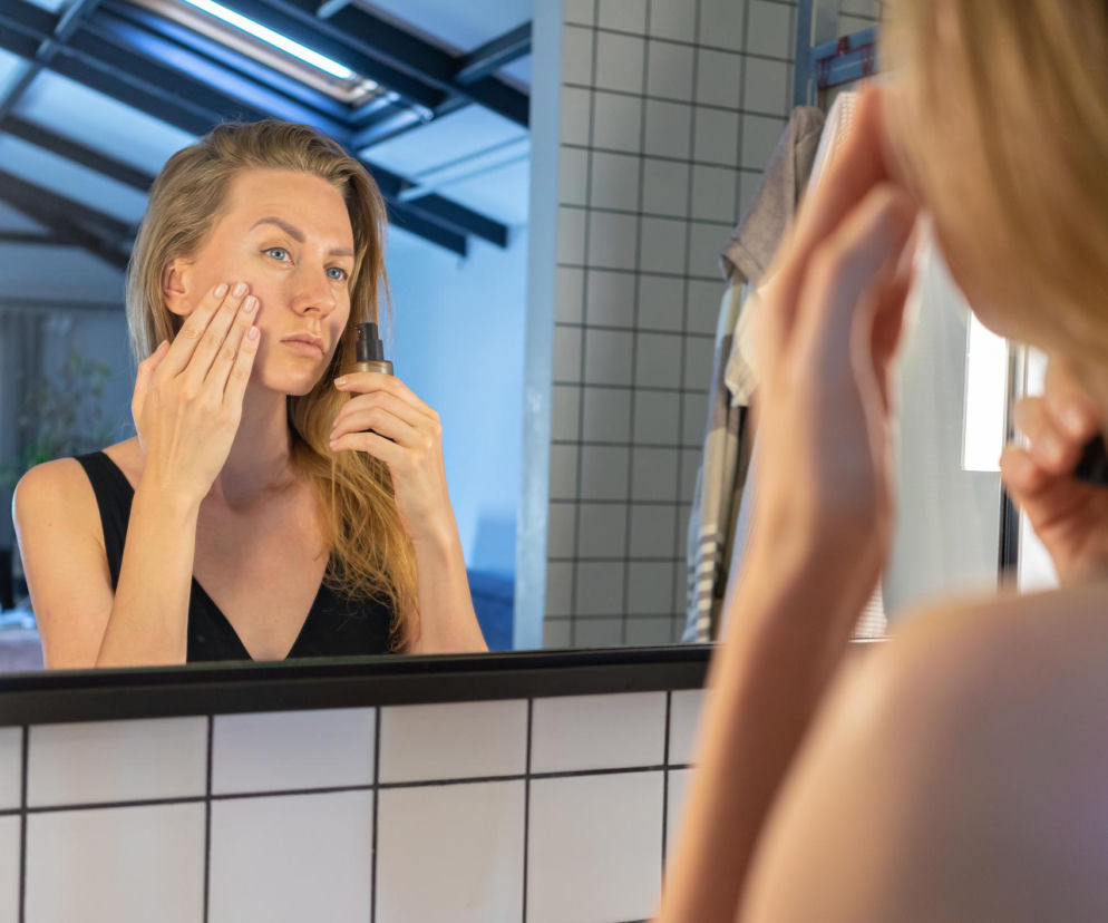 Uważaj, co nakładasz na twarz. Ten jeden błąd z niacynamidem niszczy cerę i wywołuje bolesne pieczenie