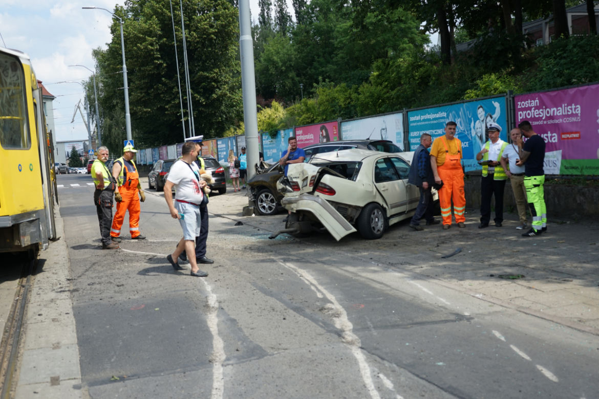 Tramwaj wykoleił się i zmiażdżył zaparkowane samochody