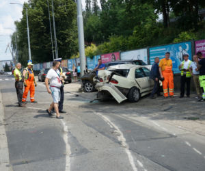 Tramwaj wykoleił się i zmiażdżył zaparkowane samochody