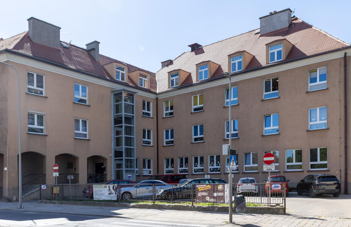 11-latek wypadł z okna szkoły w Gnieźnie