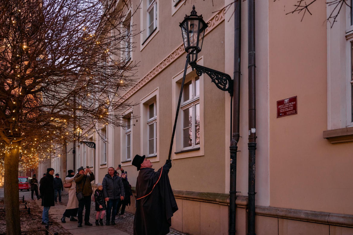 Wrocławski latarnik zapala 99 lamp gazowych