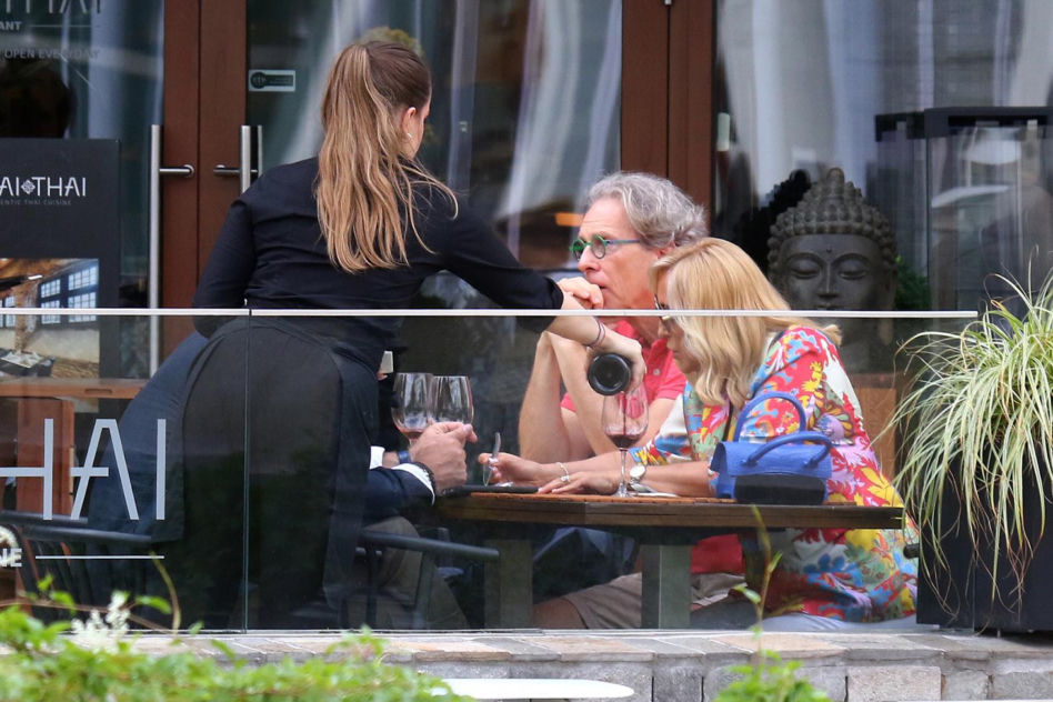 Agata Młynarska popija wino zupą