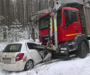 Czołowe zderzenie samochodu osobowego z ciężarówką