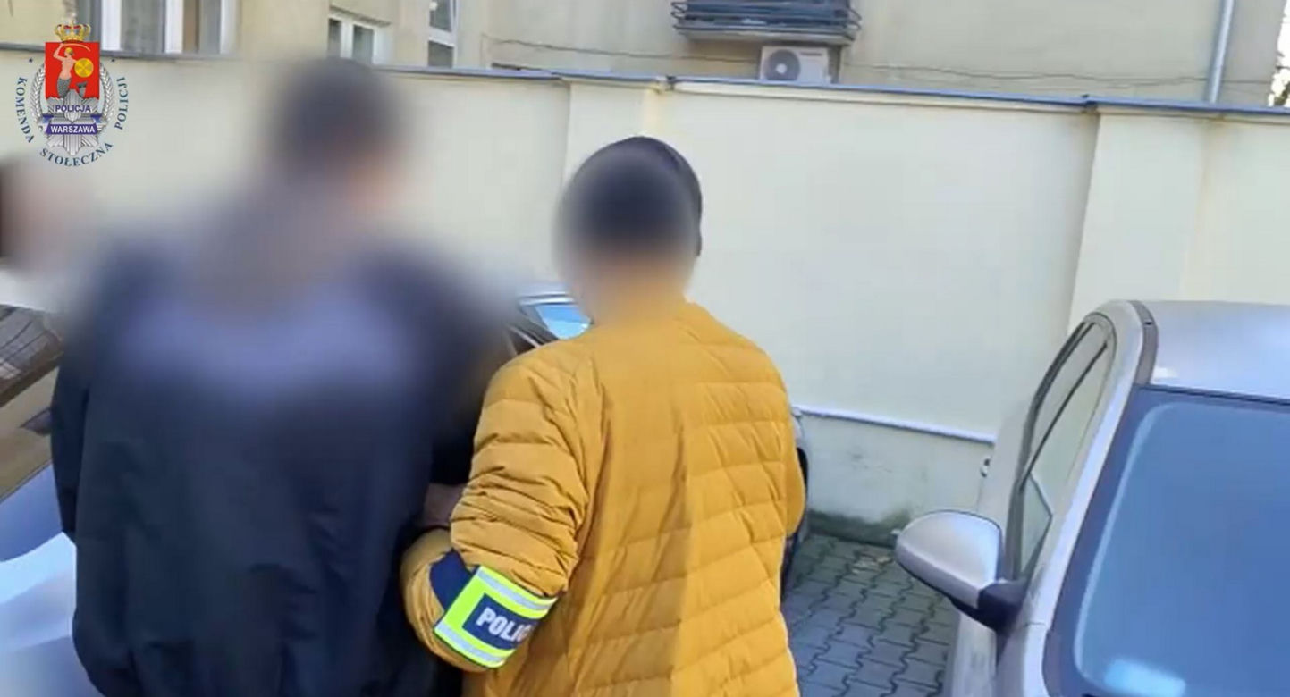  Pościg w centrum Warszawy. 26-latek wjechał w policjanta i wiózł go na masce. Funkcjonariusz ranny, zatrzymany miał narkotyki