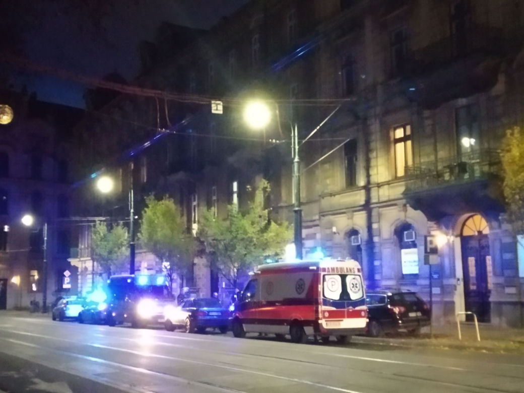 Akcja służb na ul. Podwale. Mężczyzna zasłabł za kierownicą