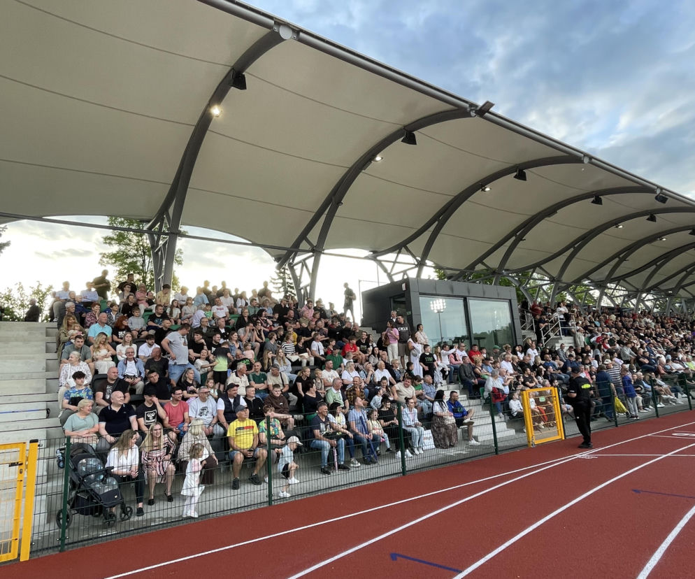 Kibice na zadaszonej trybunie stadionu w Starachowicach. O kryzysie w klubie przeczytasz na Eska Starachowice.
