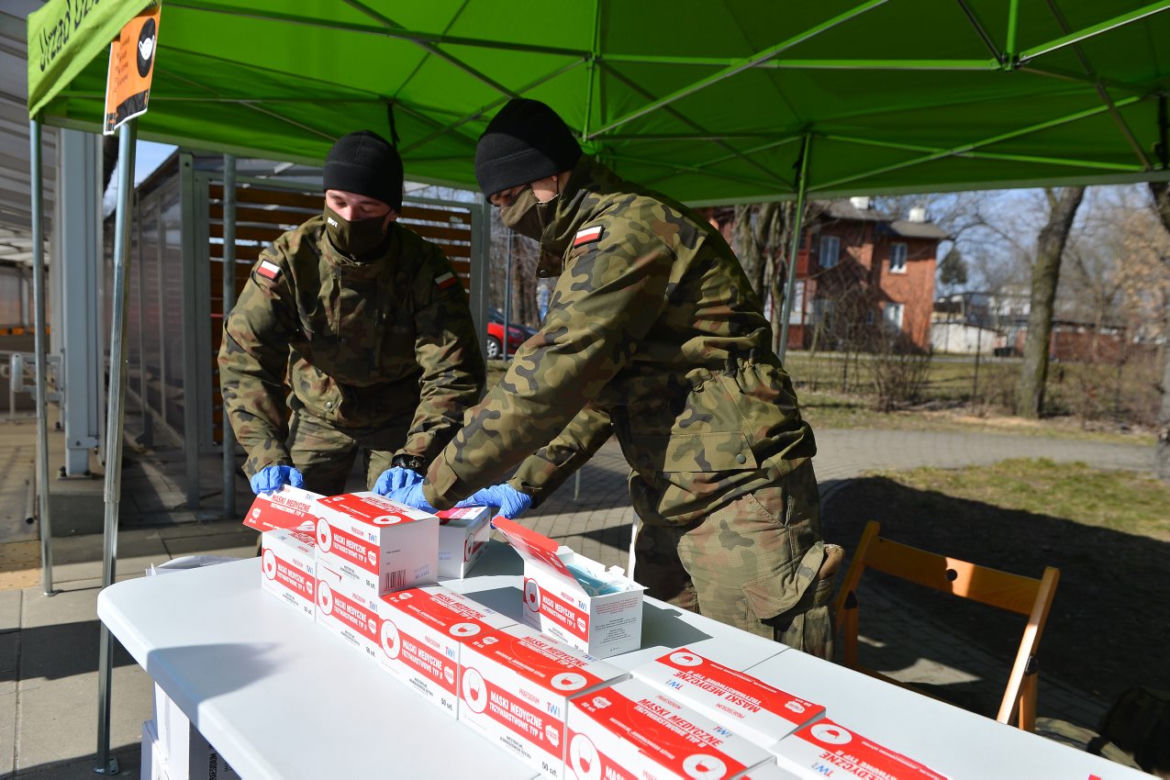 Szturm na darmowe maseczki w Warszawie