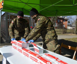 Szturm na darmowe maseczki w Warszawie