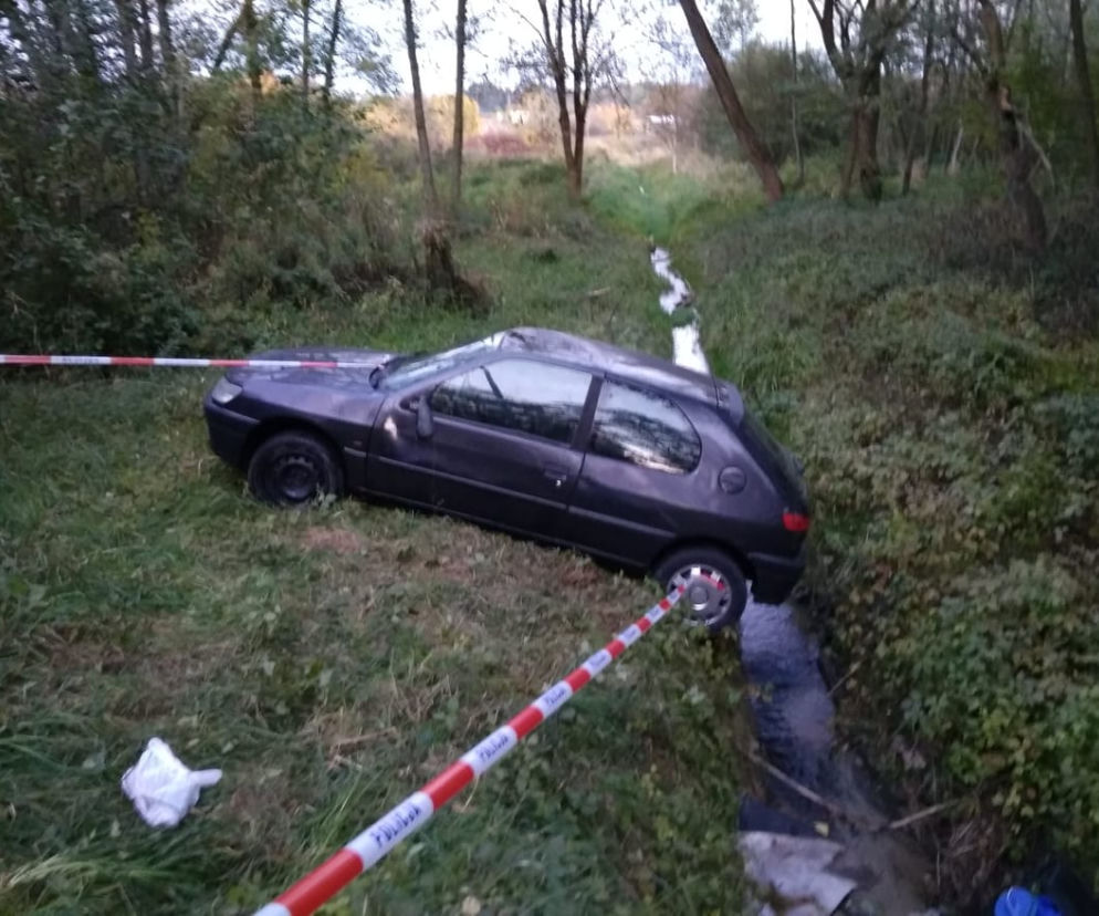 Tarnów. Kierowca zaparkował tuż nad potokiem. Co tam się stało?