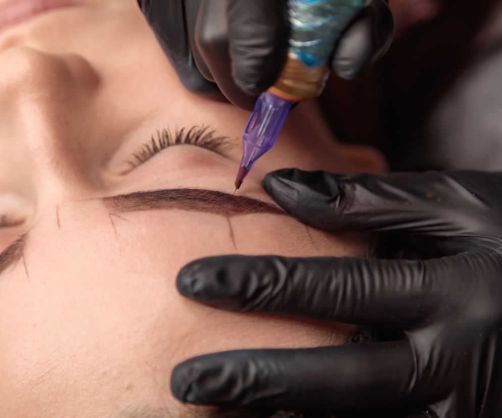 Marzysz o brwiach permanentnych? Zanim usiądziesz na fotelu, sprawdź, czy twoja cera nie „odrzuci” barwnika