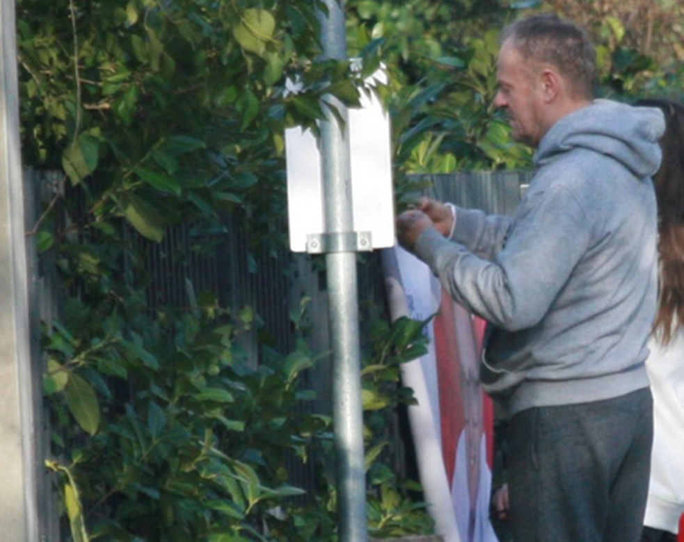 Pracowity poranek premiera Donalda Tuska. Zawiesił plakat i pobiegł dalej