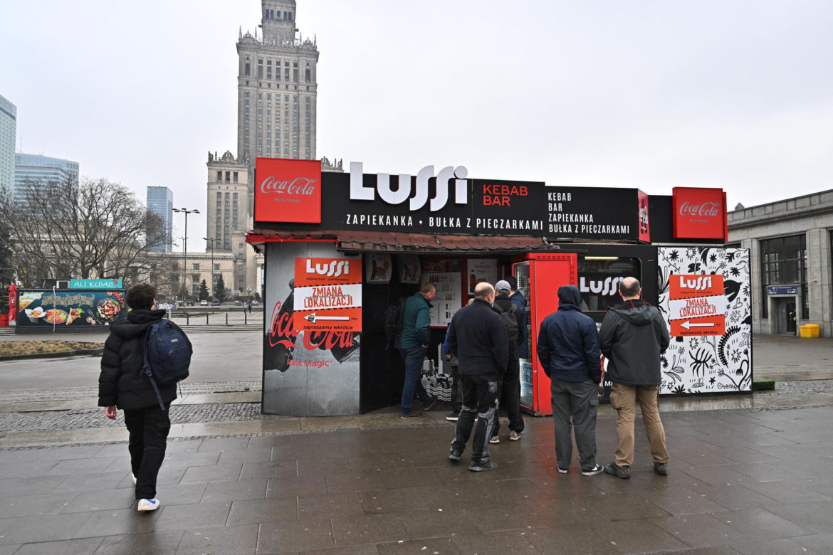 Kultowa budka z zapiekankami zniknie sprzed Pałacu Kultury. Urzędnicy: "To dobrze!" 