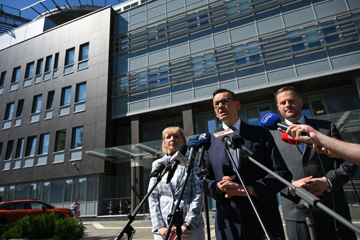 Konferencja posłów PiS przed Szpitalem Południowym z udziałem Mateusza Morawieckiego