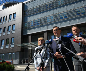 Konferencja posłów PiS przed Szpitalem Południowym z udziałem Mateusza Morawieckiego