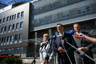 Konferencja posłów PiS przed Szpitalem Południowym z udziałem Mateusza Morawieckiego