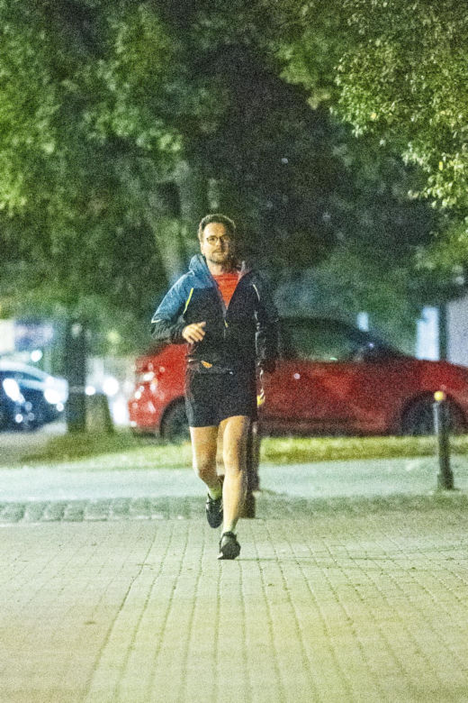 Minister Buda ćwiczy pod osłoną nocy