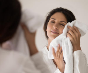 To błąd, który może zaszkodzić cerze. Eksperci wskazują jedno proste rozwiązanie