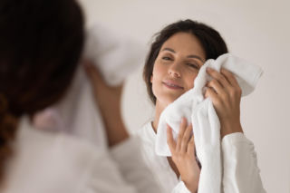 To błąd, który może zaszkodzić cerze. Eksperci wskazują jedno proste rozwiązanie