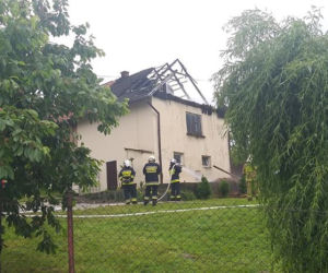 Gaboń. Piorun uderzył w dach budynku! Doszło do pożaru