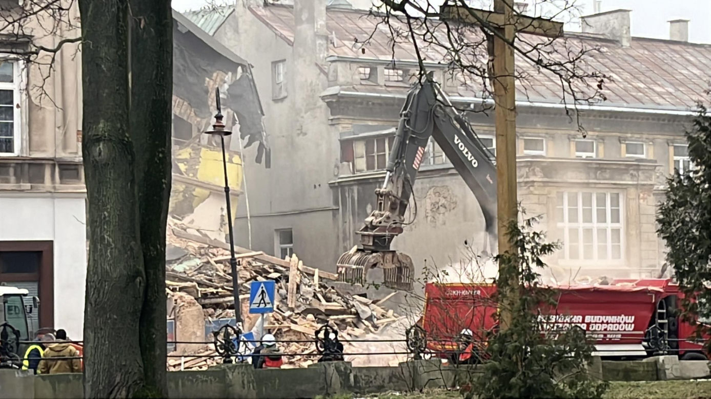 Lublin. Trwa wyburzanie kamienicy przy ul. Bernardyńskiej. Takich prac nie było tu od ponad 120 lat