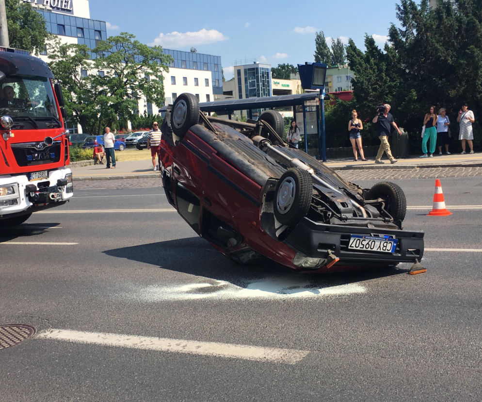 Dachowanie obok ronda Jagiellonów w Bydgoszczy [ZDJĘCIA]