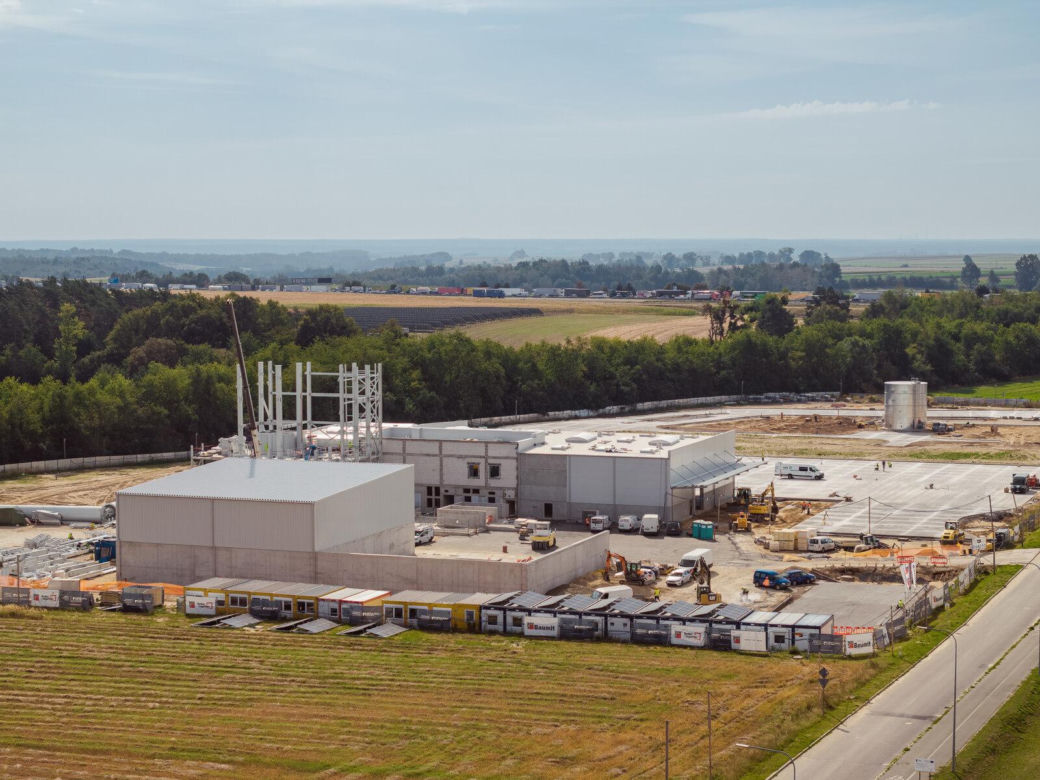 Nowa fabryka za 100 mln zł powstaje pod Opolem. Jej 63-metrowa wieża zdominuje krajobraz