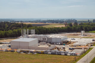 Nowa fabryka za 100 mln zł powstaje pod Opolem. Jej 63-metrowa wieża zdominuje krajobraz