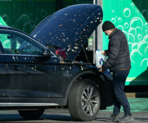 Robert Więckiewicz myje samochód