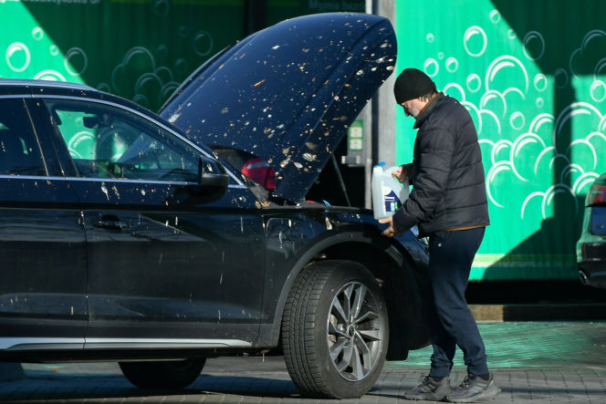 Robert Więckiewicz myje samochód