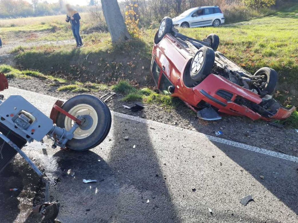 Wypadek fiata pandy i ciągnika w Samoklęskach. Traktor rozpadł się na dwie części