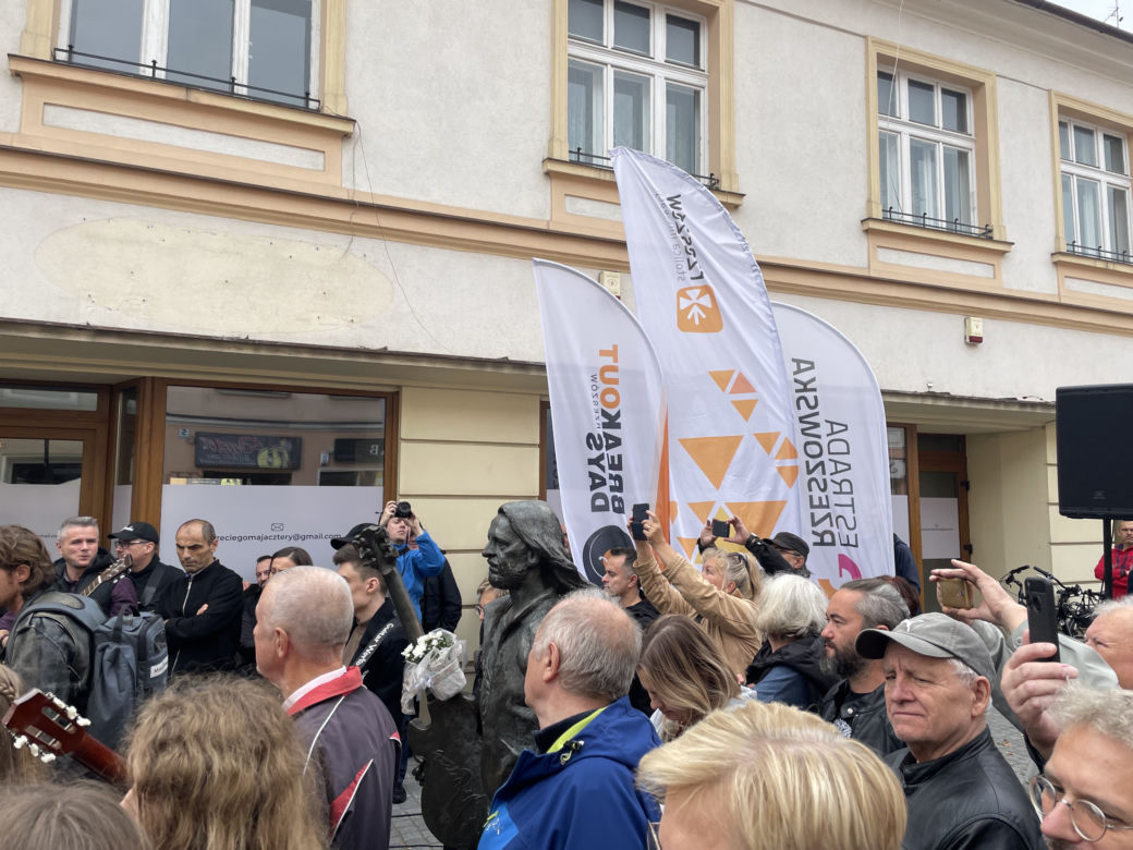 Rzeszowianie zagrali i zaśpiewali "Kiedy byłem małym chłopcem" przy pomniku Tadeusza Nalepy	
